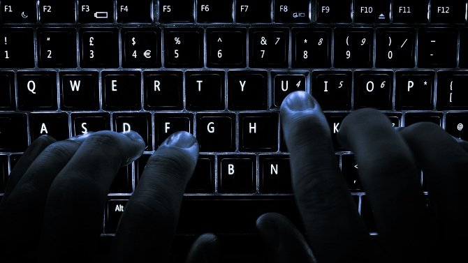 Un hacker tecleando en la oscuridad