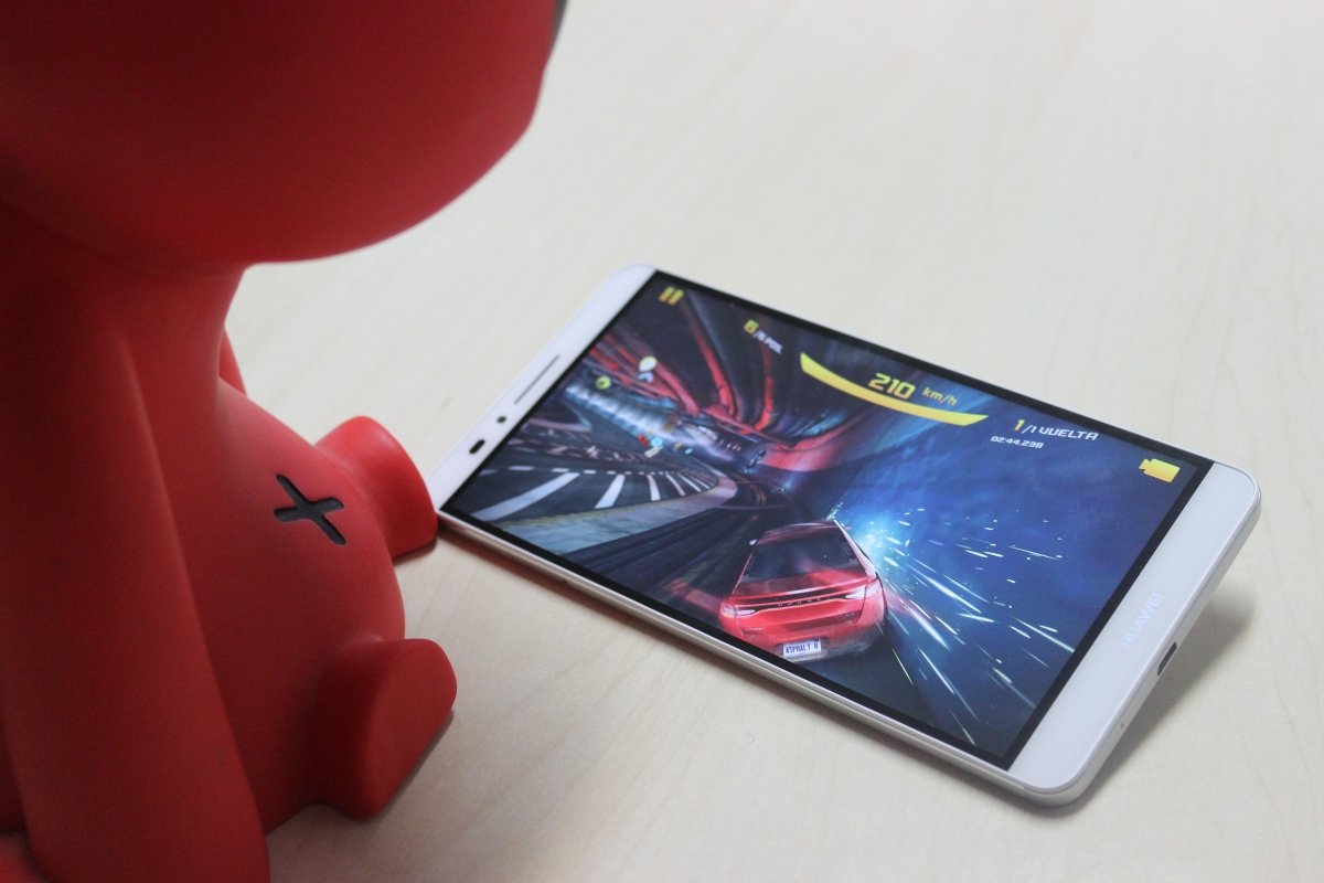 Huawei Ascend Mate 7 ejecutando Asphalt 8