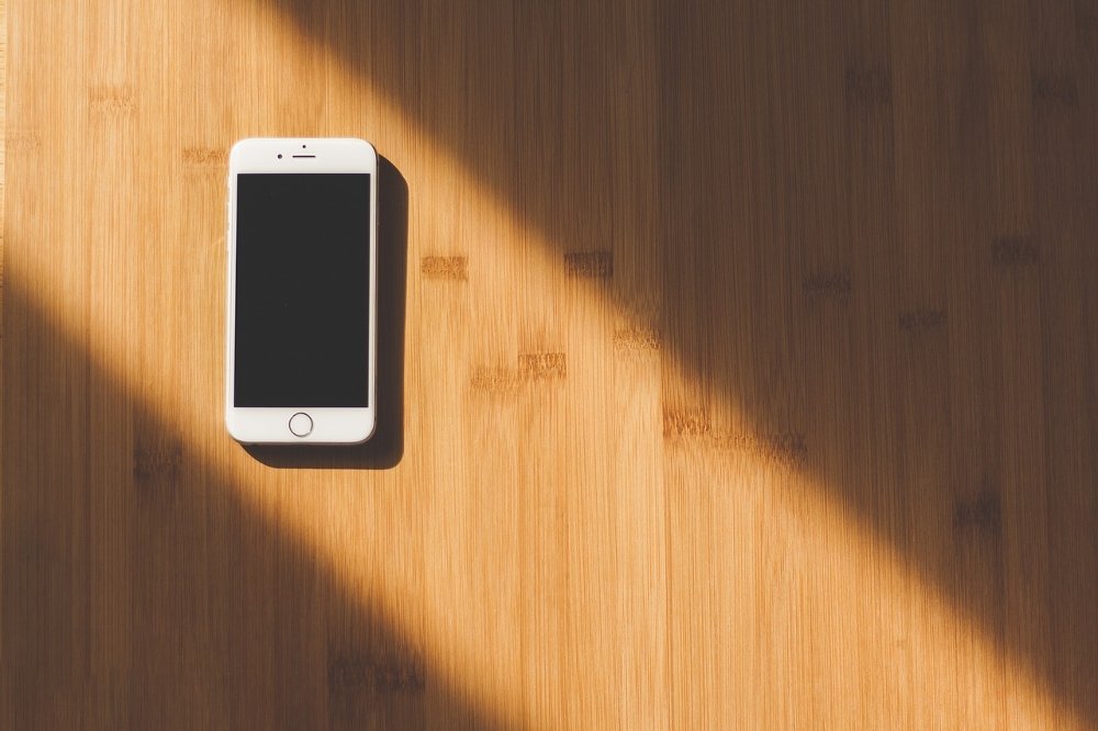 iPhone sobre fondo de madera
