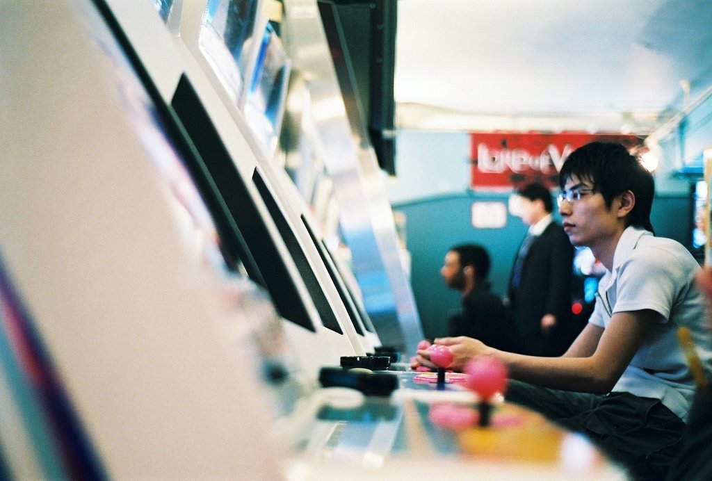 Jugadores en un salón recreativo asiático