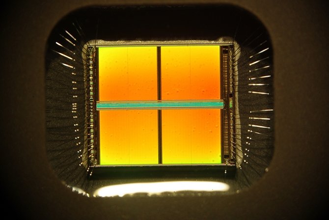 La prótesis consiste en un chip con una matriz de electrodos