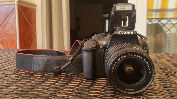 Las flashes antiguos como los de la Canon EOS 1100D solo emitían un fogonazo de luz