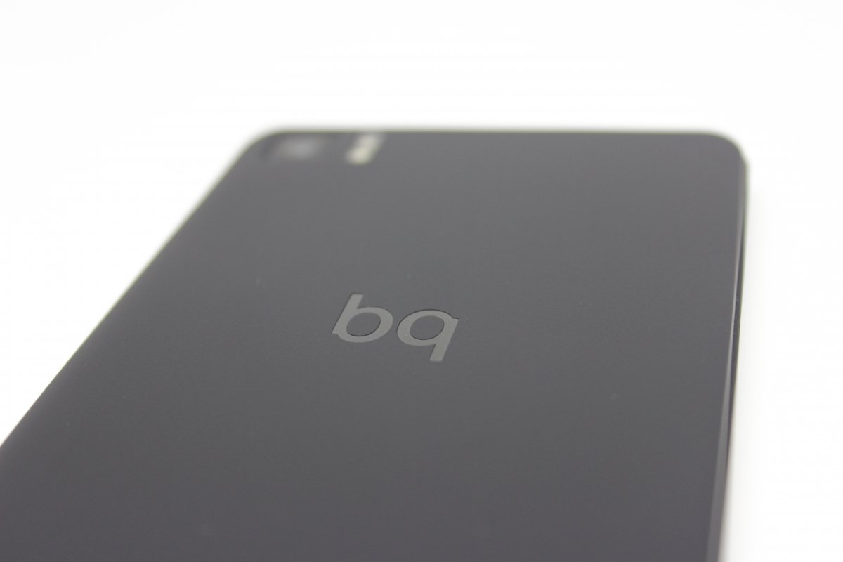 Logo de BQ en la parte trasera del teléfono