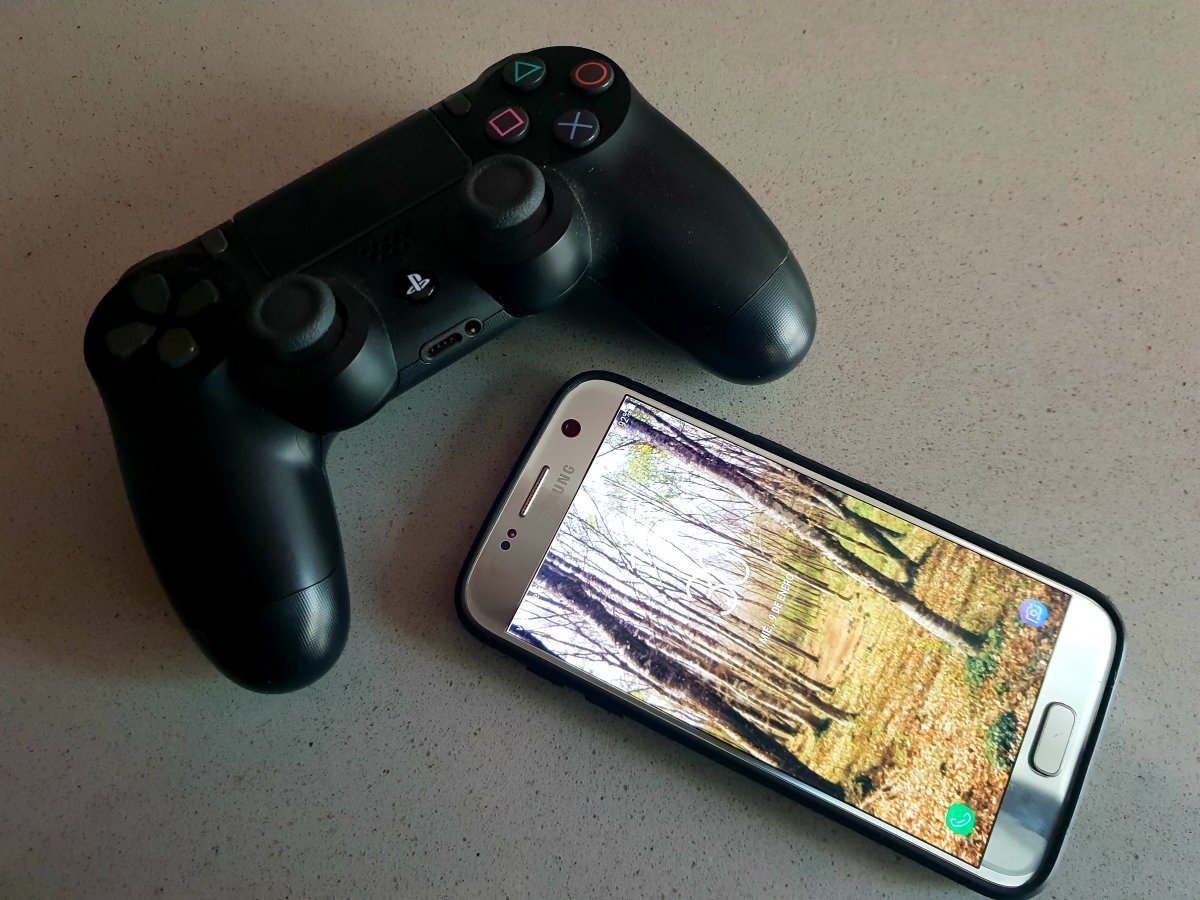 Mando de PS4 y Samsung Galaxy S7