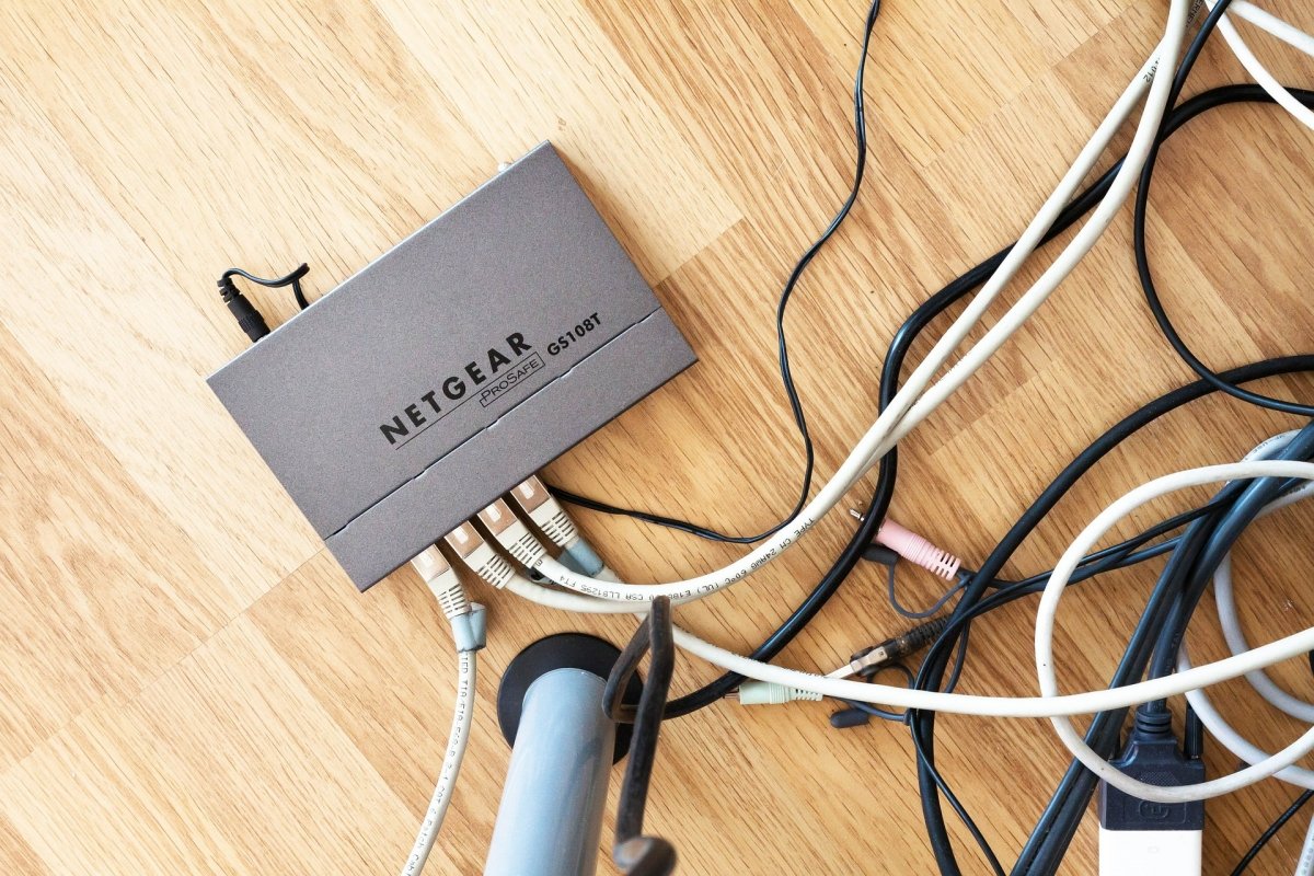 Maraña de cables en torno a un router