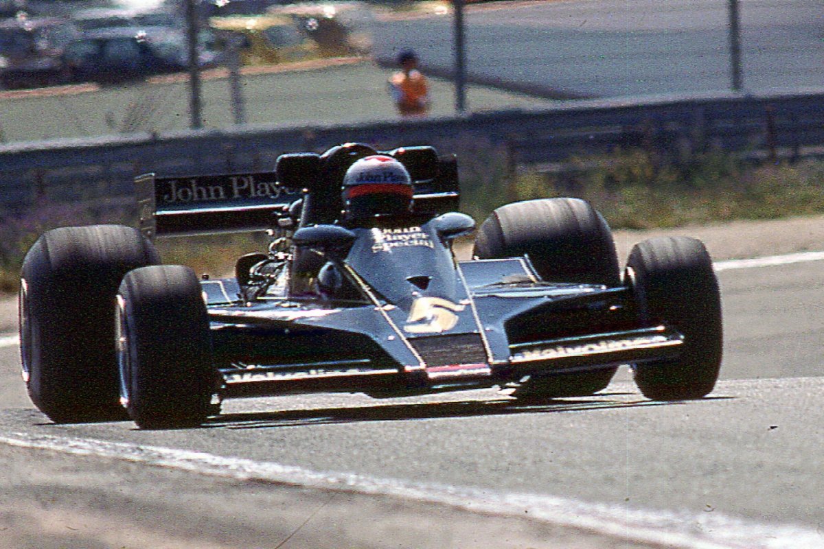 Mario Andretti compitiendo en El Jarama, 1977