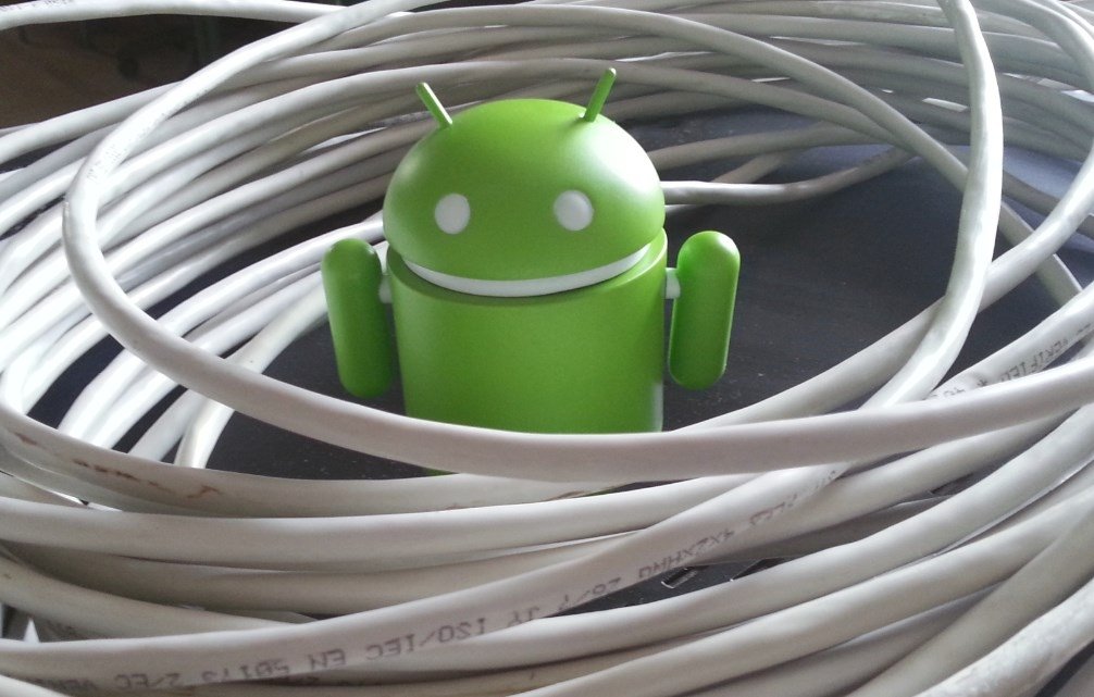 Mascota de Android enredada en cables