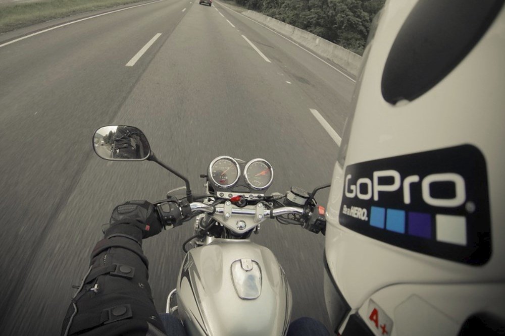 Motorista grabando con GoPro