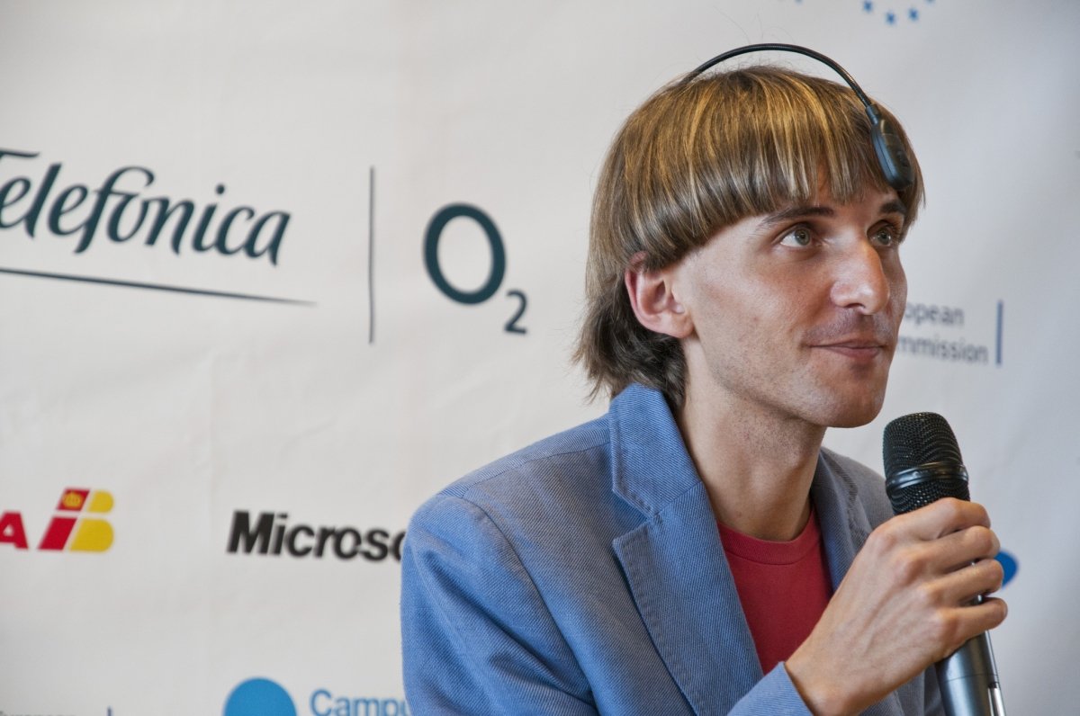 Neil Harbisson durante una conferencia