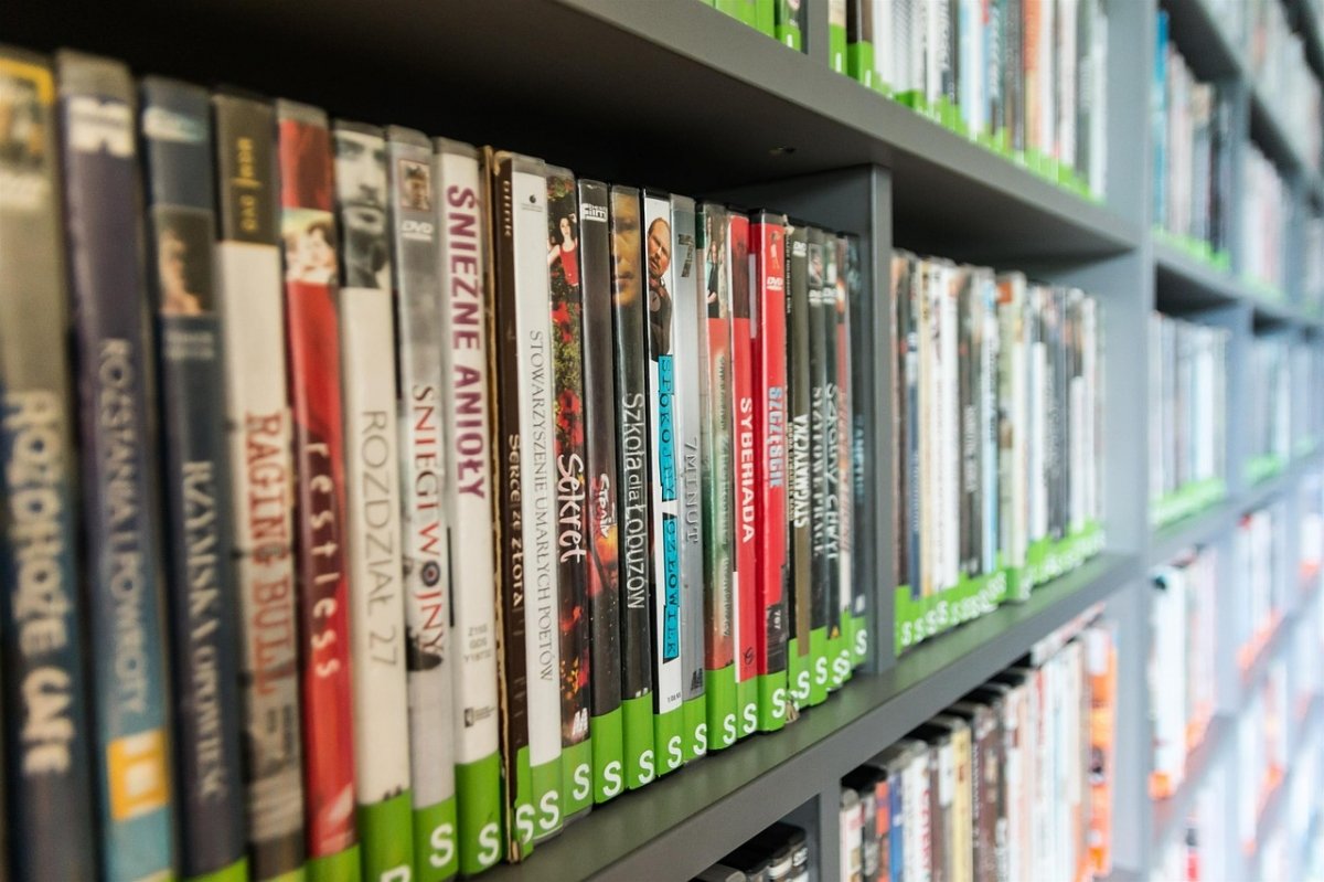 DVDs en una biblioteca
