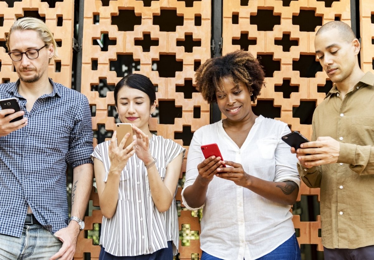 Grupo de personas con teléfonos móviles