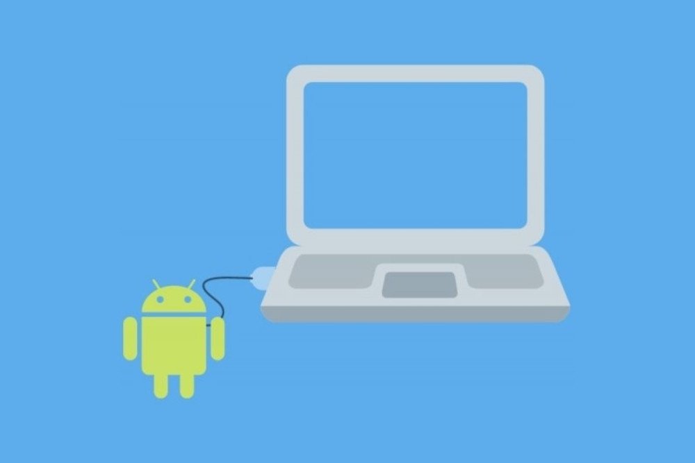 Muñeco de Android conectado a un PC