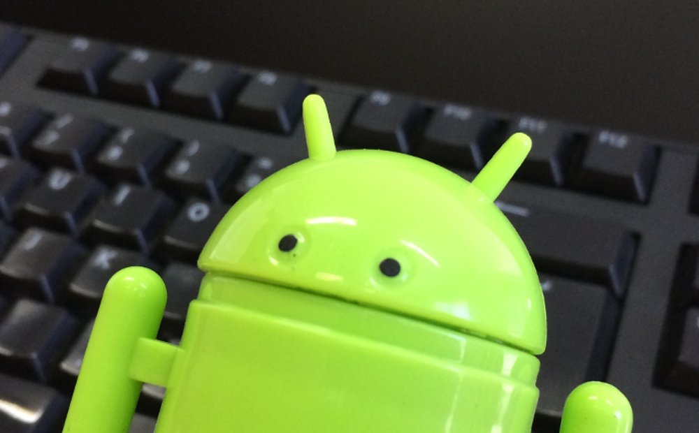 Muñeco de Android frente a un PC