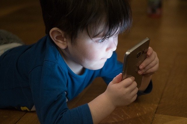 Niño con smartphone