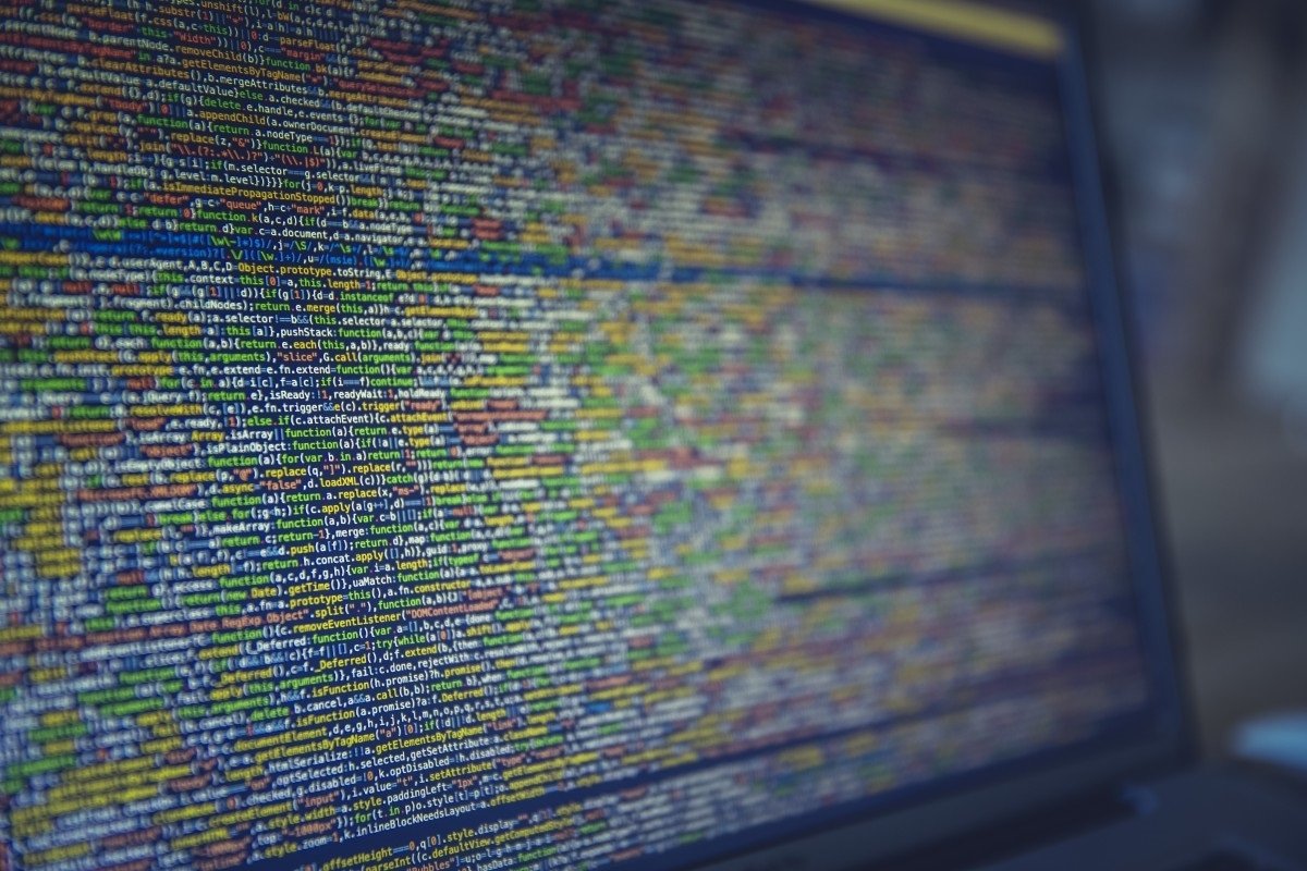 Pantalla de ordenador mostrando código usado en un hack