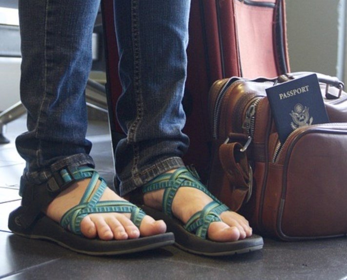 Pasaporte, maletas y viajera