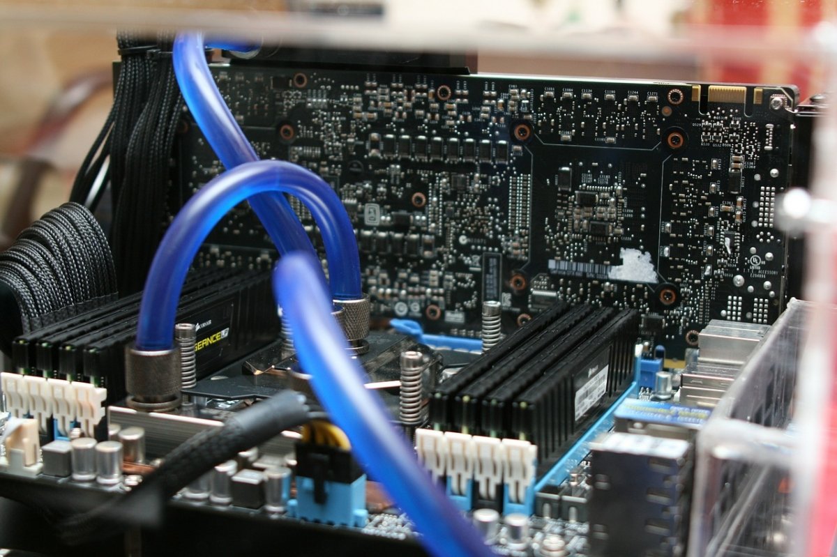Placa base con componentes pinchados