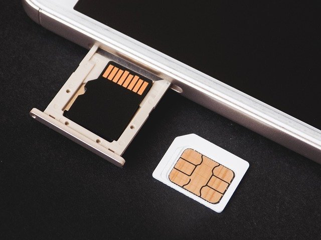 Tarjeta SD y tarjeta SIM en un teléfono