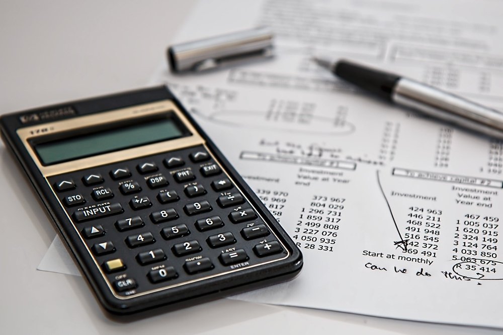 Una calculadora junto un documento económico