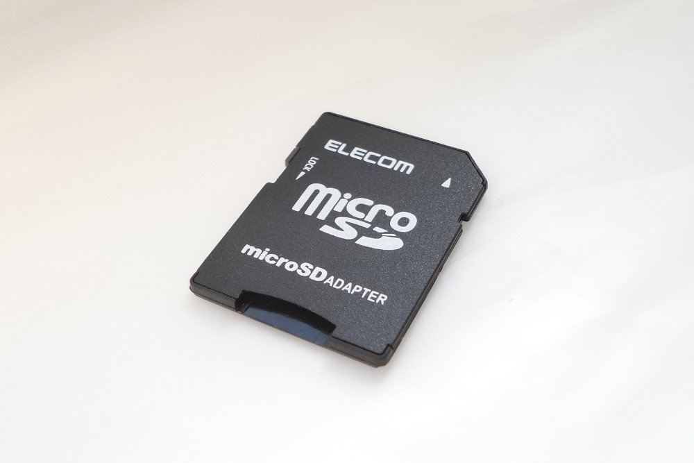 Una tarjeta microSD usada en teléfonos Android