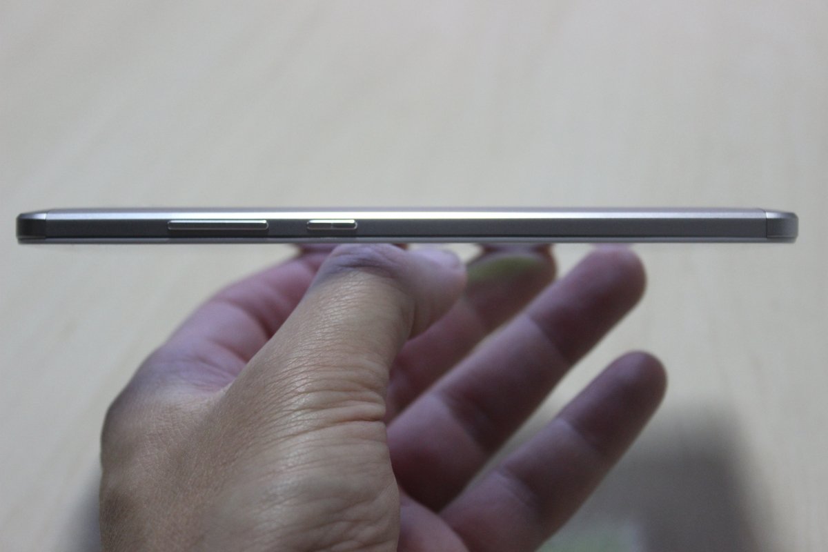 Perfil derecho de Huawei Ascend Mate 7 con botones de encendido y apagado y control de volumen