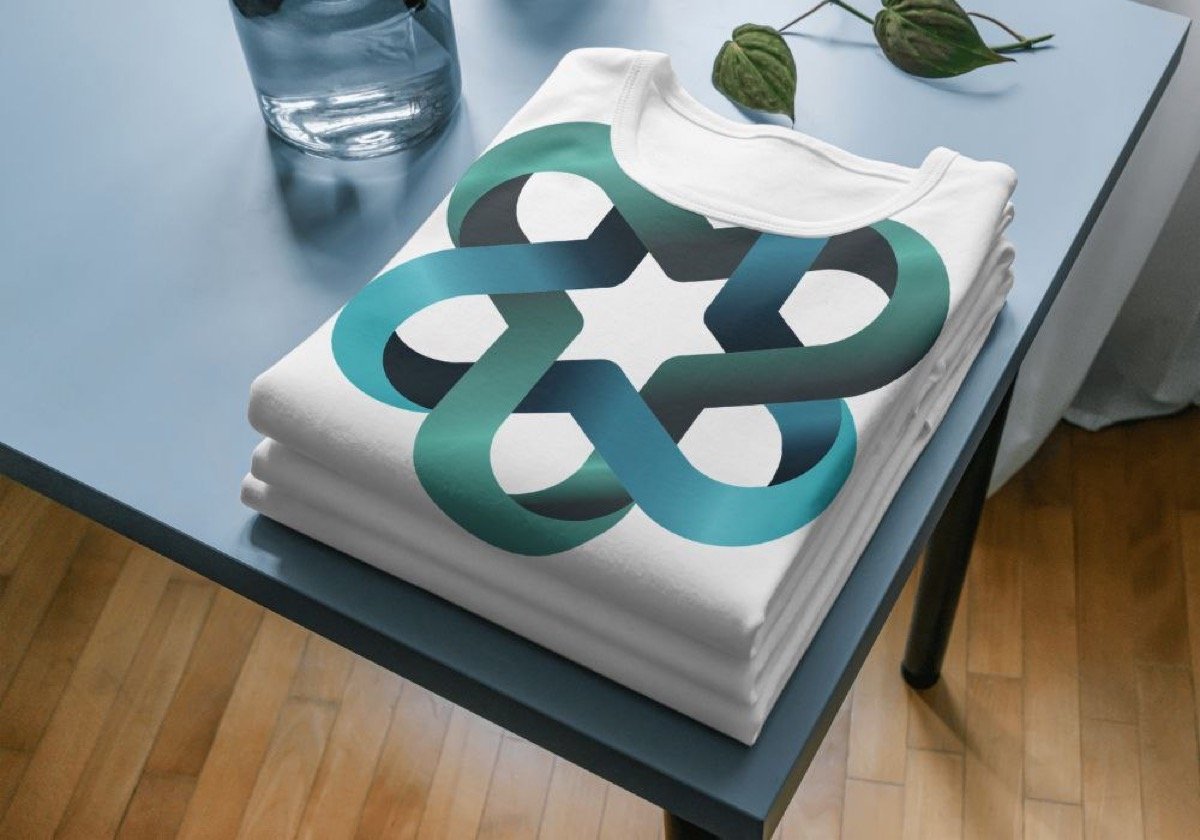 Plantilla con una pila de camisetas