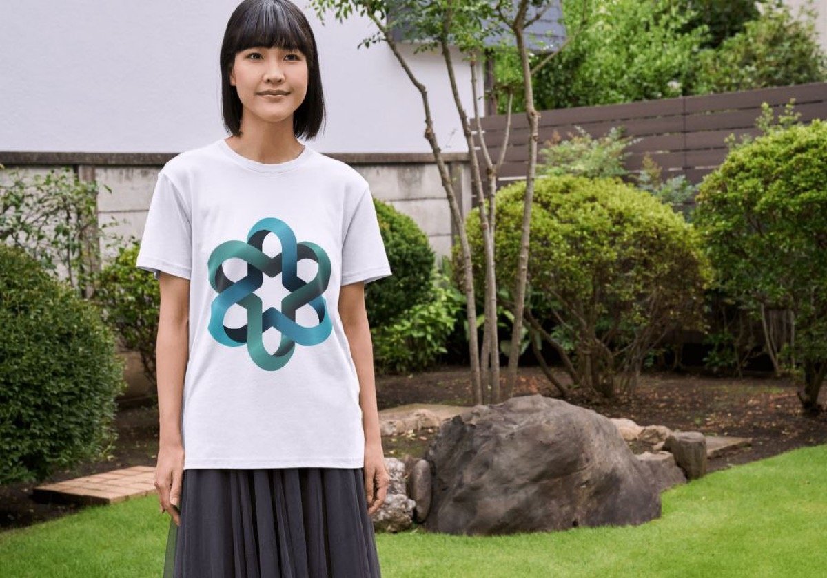 Plantilla donde aparece una camiseta básica en jardín con una modelo