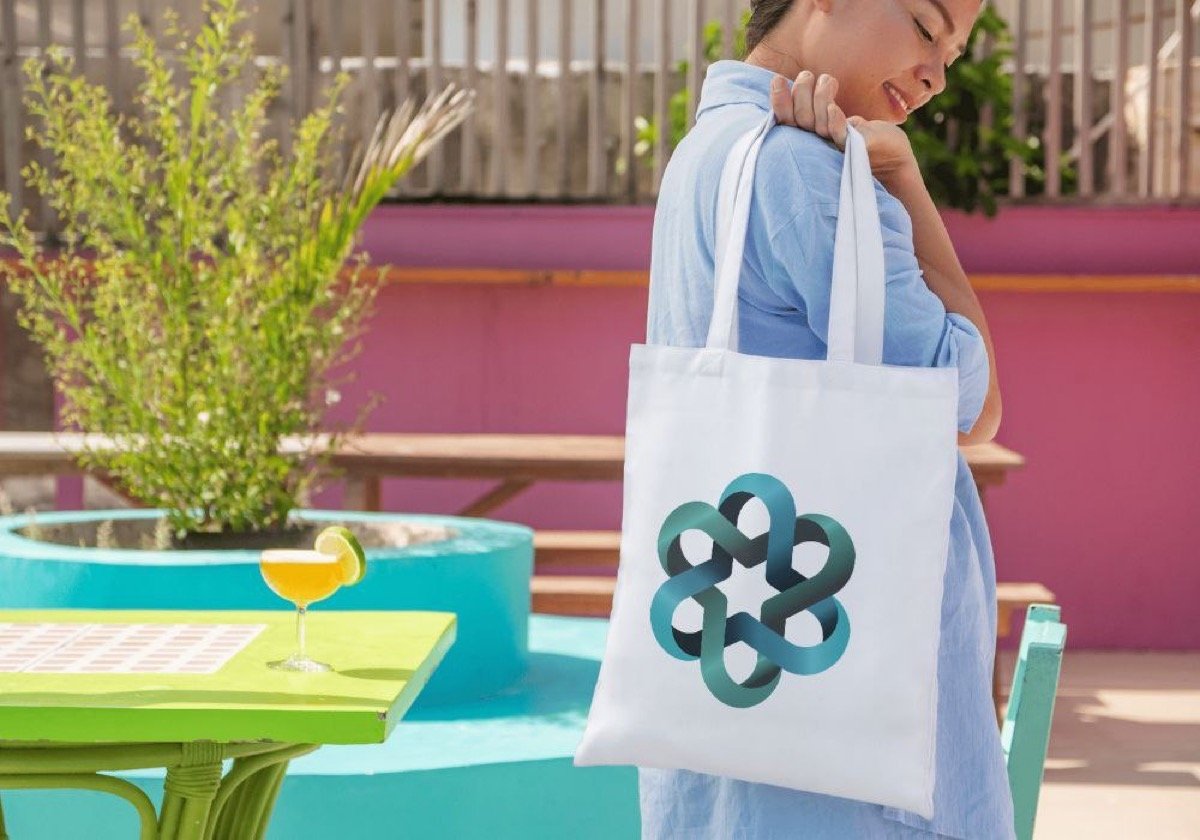 Plantilla que va más allá de las camisetas: muestra el diseño de un bolso de tela