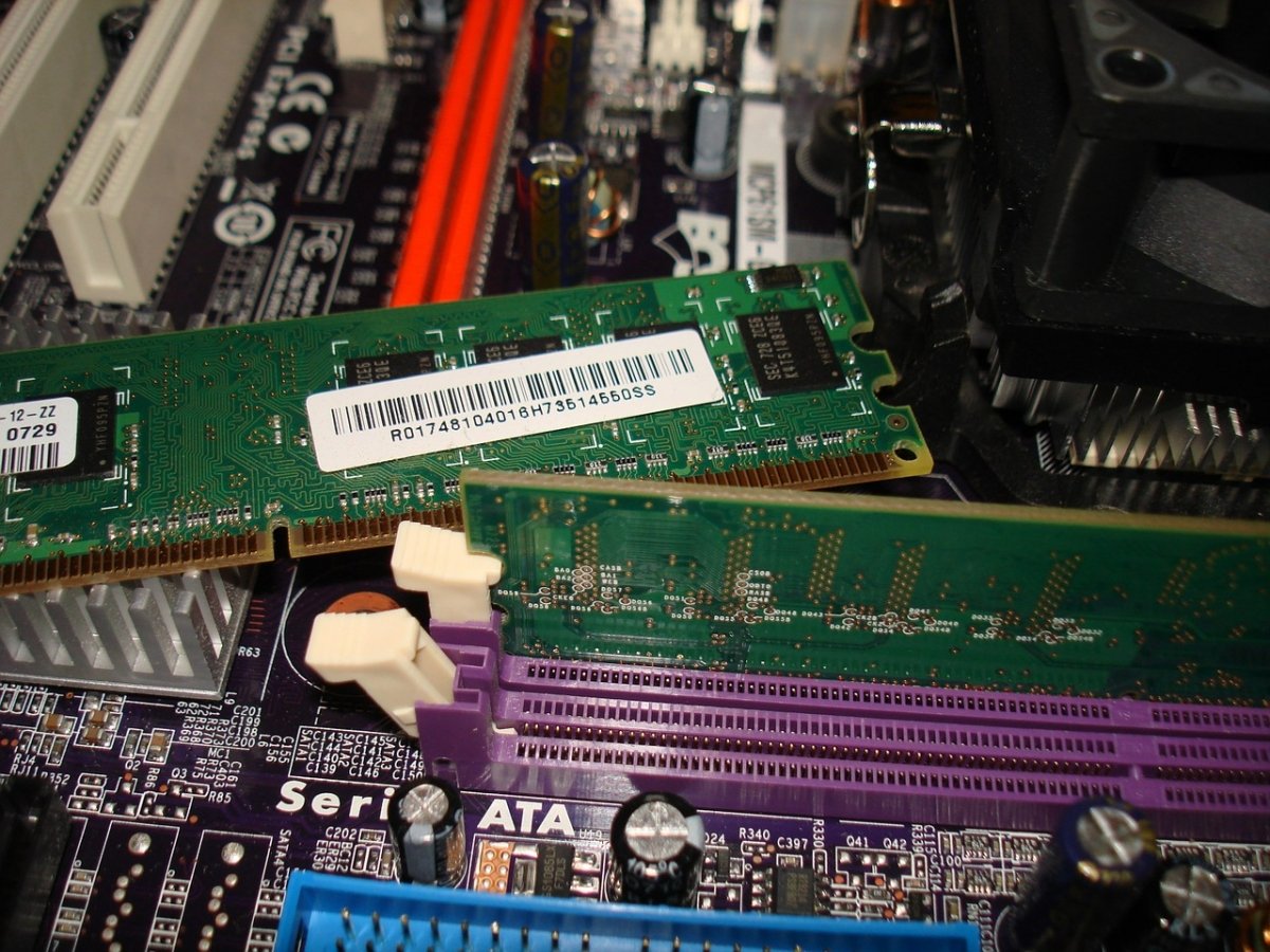 Ranuras de memoria RAM en una placa base