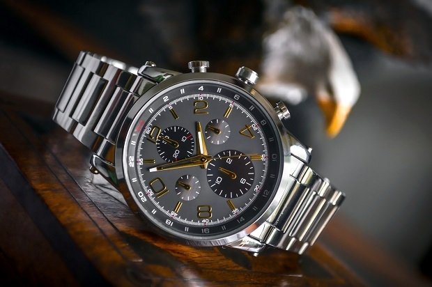 Reloj de pulsera sobre una caja de madera