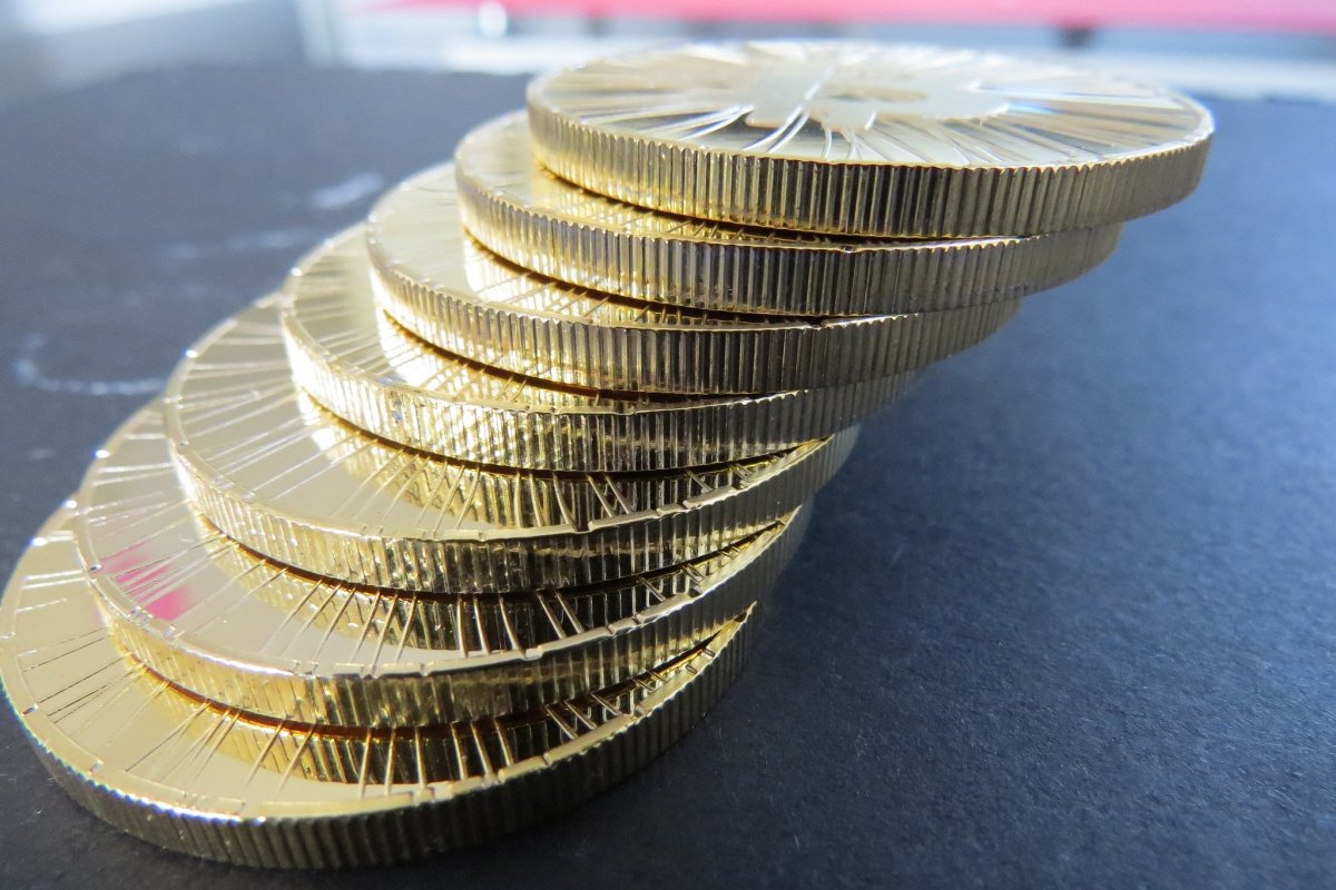 Representación física de bitcoins apiladas