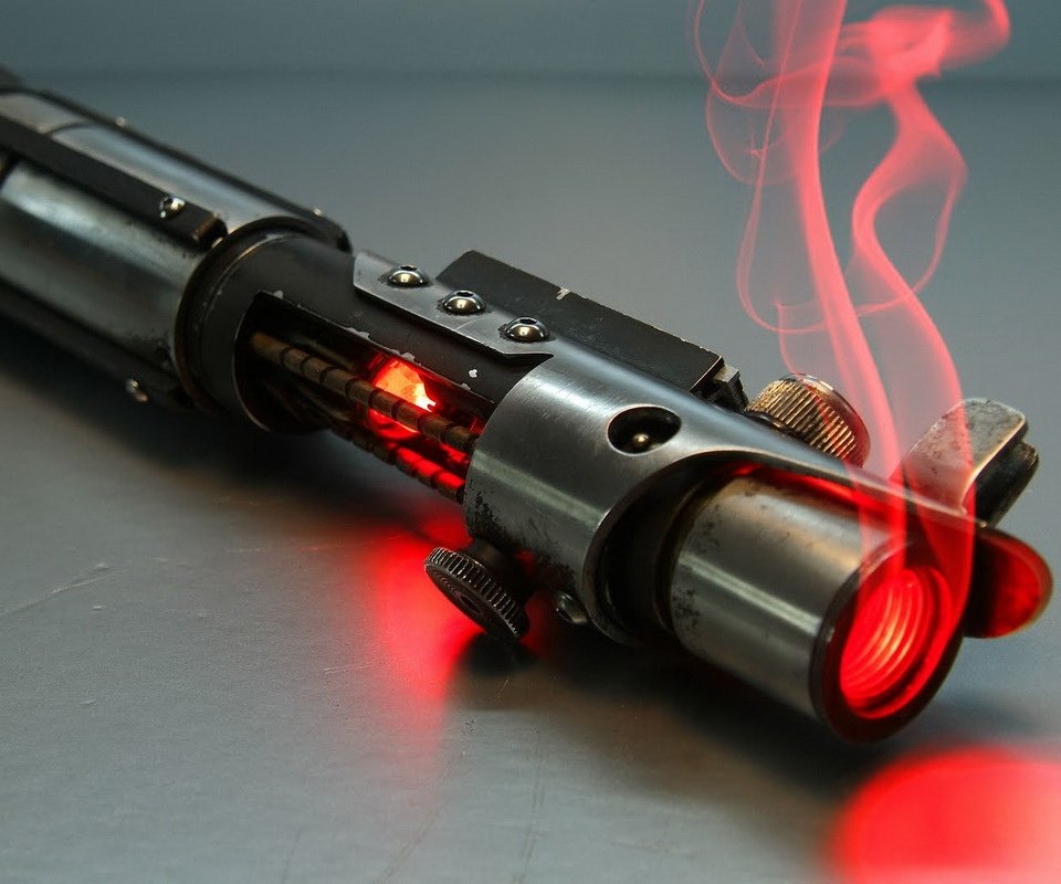 Si se fabrican con plasma que saliera humo de la empuñadura no sería raro