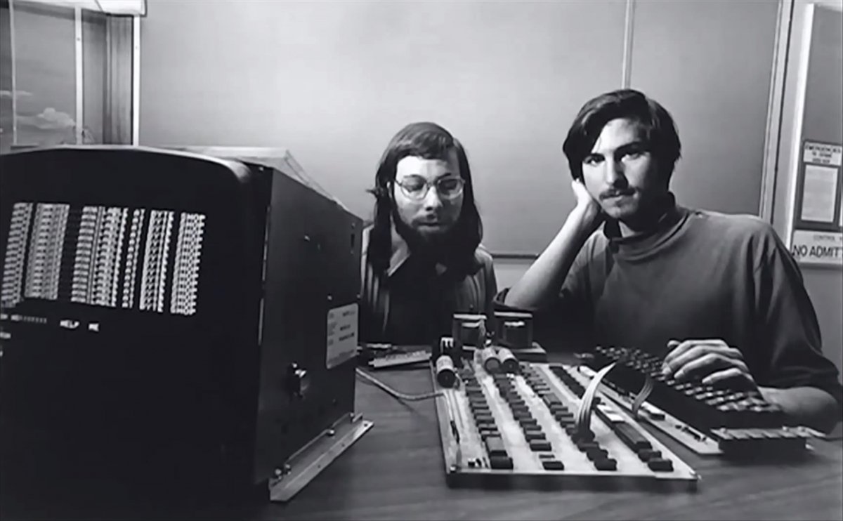 Steve Wozniak y Steve Jobs en los inicios de Apple