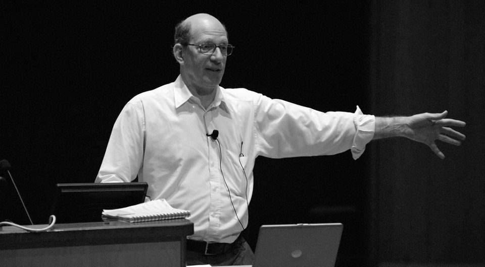 Tanenbaum dando una conferencia en 2007