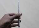 Huawei Ascend Mate 7 de perfil izquierdo con ranuras para SIM y SD