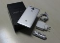 Huawei Ascend Mate 7 por detrás con accesorios sobre su caja