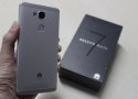 Huawei Ascend Mate 7 por detrás sujetado en la mano sobre la caja