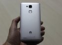 Huawei Ascend Mate 7 por detrás y sujetado en la mano