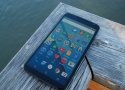Pantalla de Nexus 6 sobre barandilla de madera