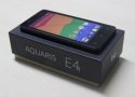 Un primer plano del bq Aquaris E4.5 y su caja