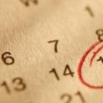 Un calendario y lista de tareas en tu escritorio