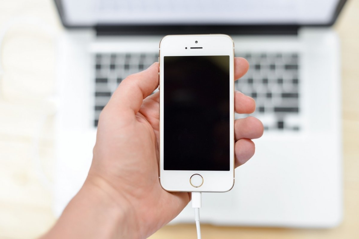 Un iPhone conectado a un Mac