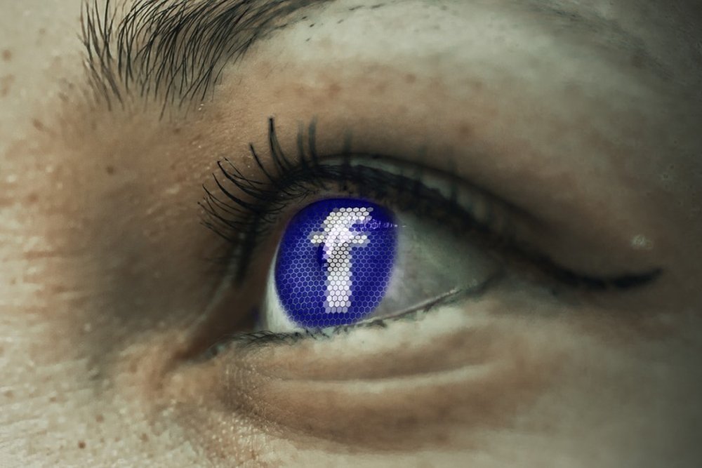 Un ojo humano con la imagen de Facebook