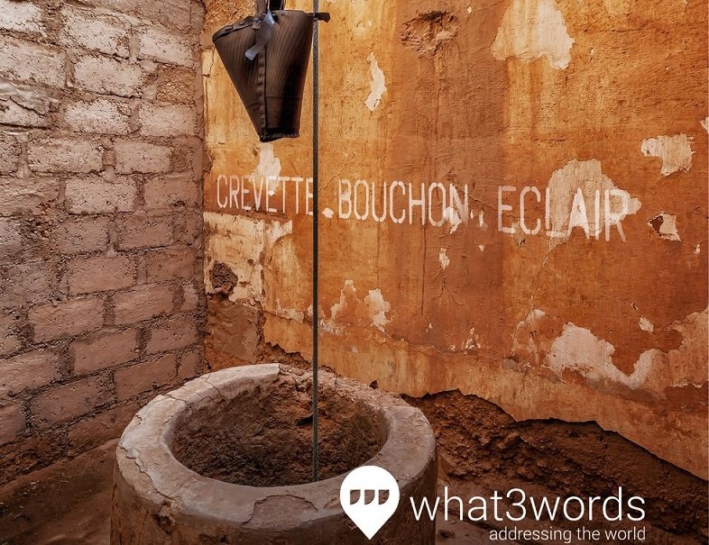 Un pozo de agua potable marcado con su dirección de 3 palabras