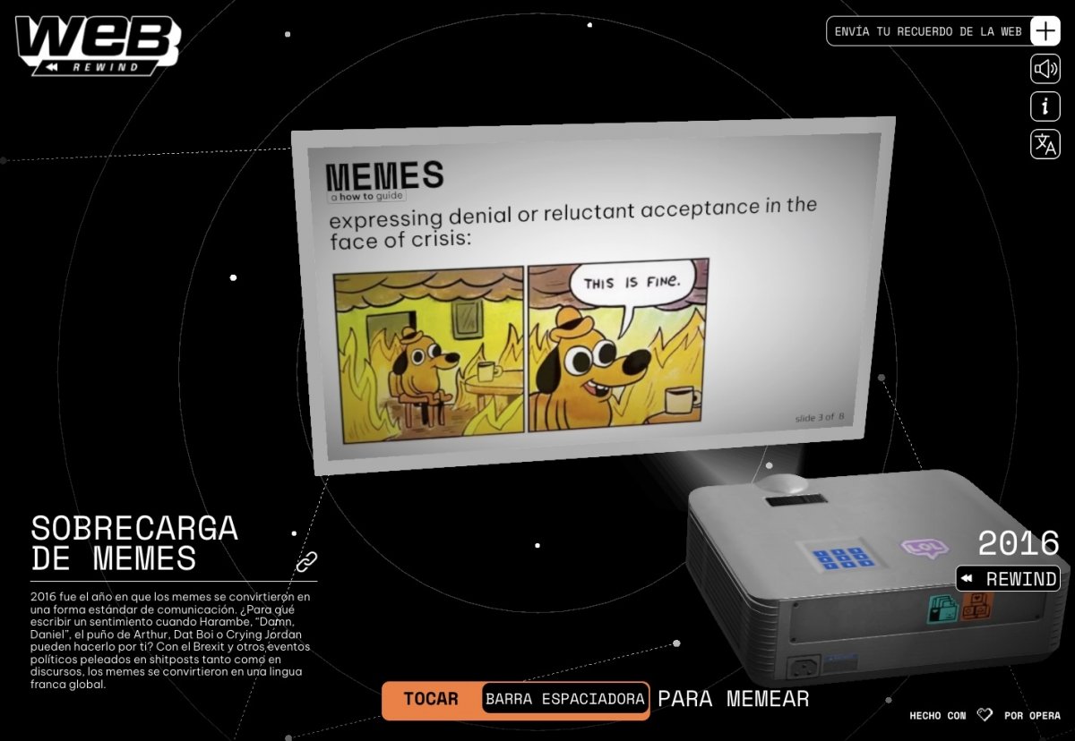Un proyector mostrando memes clásico de Internet en Opera Web Rewind