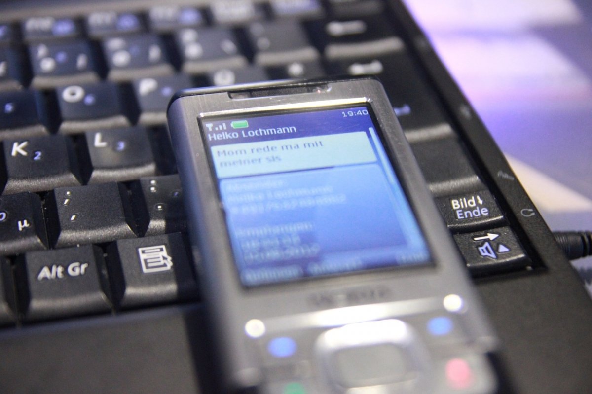 Un teléfono móvil de la época en la que los SMS todavía se emplean con profusión
