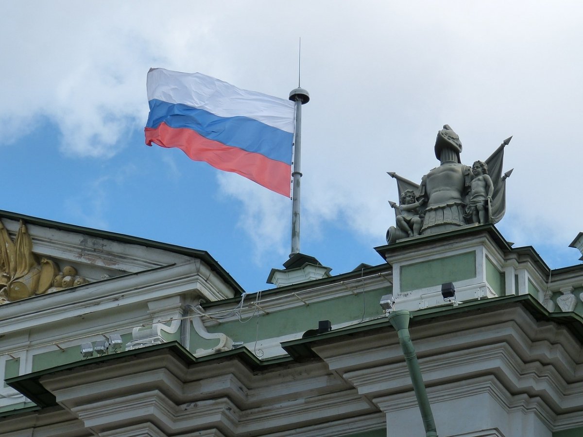 Una bandera rusa ondeando en lo alto de un edificio