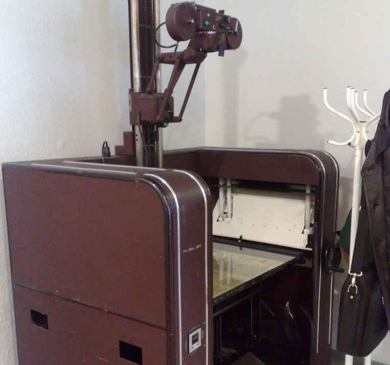 Una máquina de microfilmes antigua