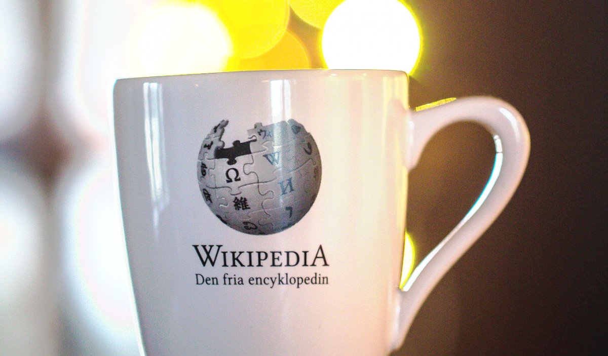 Una taza con el logo de la enciclopedia libre Wikipedia