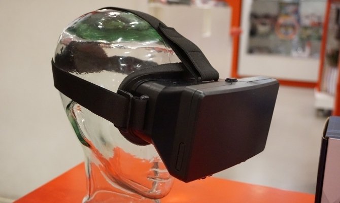 Unas gafas VR reposan sobre la cabeza de un maniquí